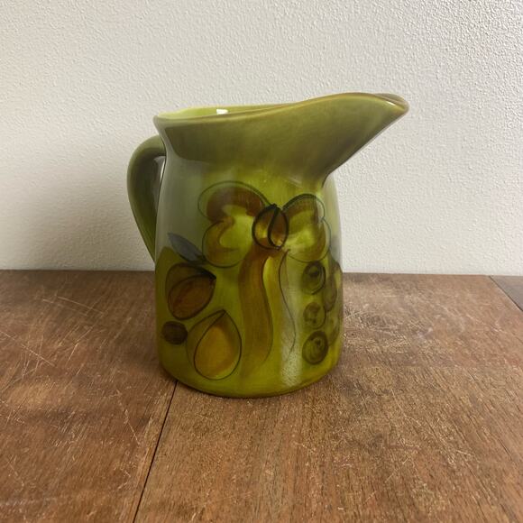 Los Angeles Pottery USA 1965 USA #22 6" Pitcher Olive Green Bow Fruit‎ Motif - Picture 1 of 8